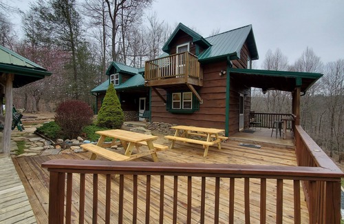 Spruce Pine House | Secluded mountain cabin w. amazing views on 12 acres 3 miles to Blue Ridge Pkwy!