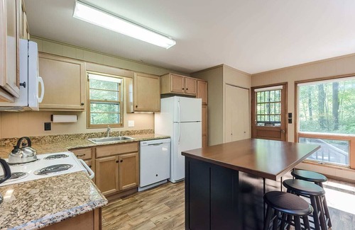 Berkeley Springs Cabin | Secluded Oasis w Hot Tub, Screened-in Porch, WiFi!