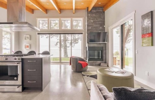 Sooke House | Secluded, peaceful, ocean front home. Close to all amenities/outdoor activities.