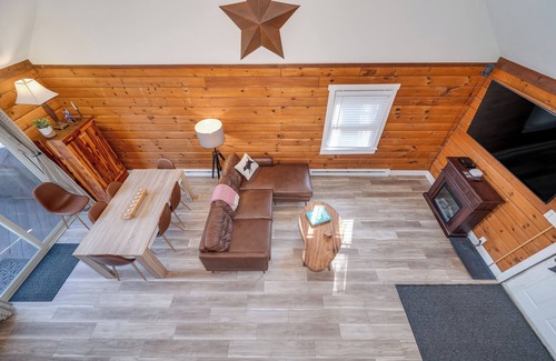 Berkeley Springs Cabin | Secluded Pet-Friendly High-Tech Log Cabin in the Woods