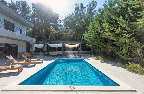 Pomer Villa | Secluded pine forest villa by the sea for up to 8 guests