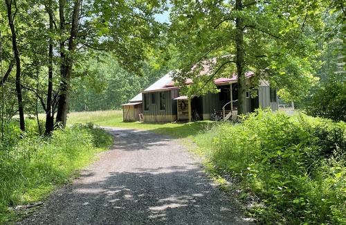 Davis House | Secluded River access , restored farmhouse along Dry Fork River