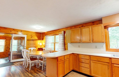 Hiram House | Secluded riverfront property with fast WiFi, kayak & wood stove - dog-friendly
