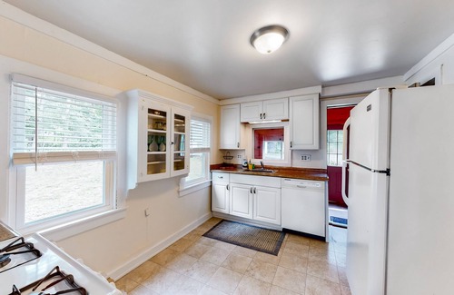 Queensbury Cottage | Secluded, romantic cottage with stunning views of the Hudson River