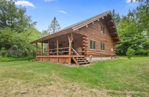 Evart Cabin | Secluded | Sauna, Fire Pit & 20 Acres of Trails