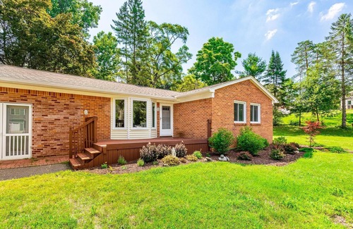 Hamburg Township House | Secluded, Spacious 3BR/2BA Lake Country Getaway