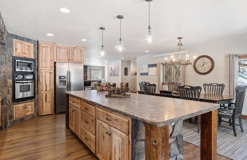 Custer House | Secluded Stay in a Wonderful Creekside Getaway