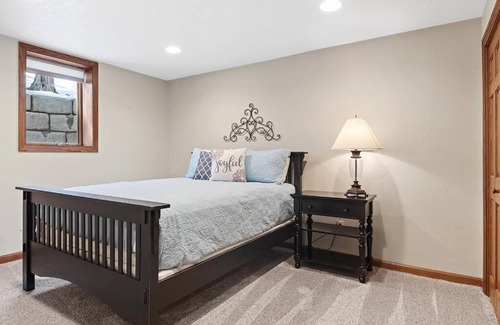 Custer House | Secluded Stay in a Wonderful Creekside Getaway