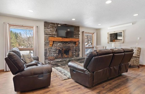 Custer House | Secluded Stay in a Wonderful Creekside Getaway