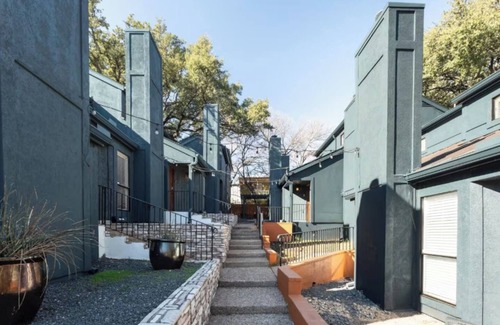 Bouldin House | Secluded TH in DT Austin! Just a 5min walk to Palmer Ctr!
