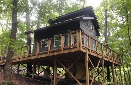 Makanda House | Secluded treehouse with indoor fireplace