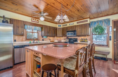 Seven Devils House | Secluded Two-Level Home w/Pool Table, Gas Fireplace, Washer/Dryer, Deck, WiFi