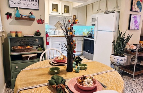 Houston Heights Cottage | Secluded Two-Story Country Style Loft with Balcony & Free Parking in The Heights
