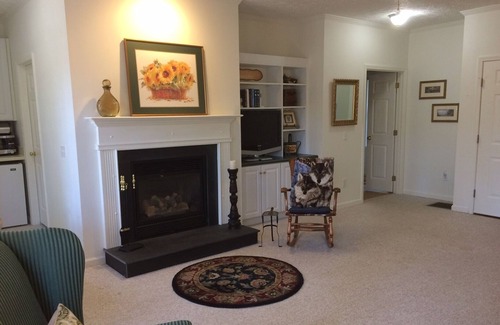 Sapphire Villa | Secluded Villa, 3 Minute Walk to Gorgeous Lake, Bald Rock & Walking Trails
