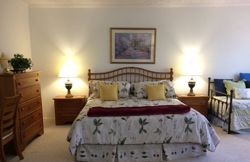 Sapphire Villa | Secluded Villa, 3 Minute Walk to Gorgeous Lake, Bald Rock & Walking Trails