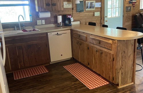 Smithville Cabin | Seclusion in the Lost Pines hosted by Jan