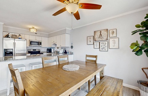 North Ocean City Condo | Second-Floor Condo 1 Block from the Beach w/Balcony, AC, WiFi & Shared Pool