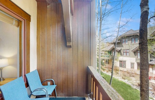 Edwards Condo | Second-floor condo in Arrowhead Village with pool & hot tub - steps to ski lift