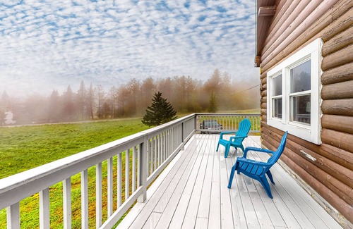 Montgomery Center Condo | Second floor, dog-friendly condo with modern decor and lovely views