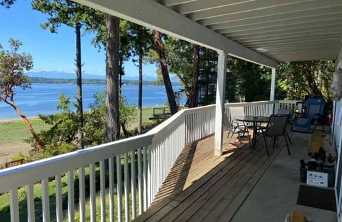 Lakebay House | Secret Island Getaway- Private Beach, Boats, Kayaks & guest only Seafood Farm