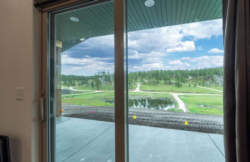 Custer Cabin | Secret Squirrel Sancuary-cabin with pond, garage close to Custer