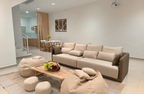 Malacca City House | SecreteGarden627 3 storey 5r4b PartyHome 12-20pax