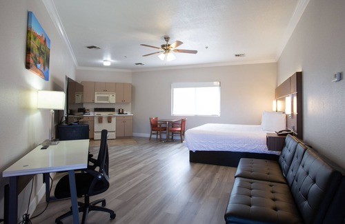 Sedona Hotel | Sedona King Suite with Kitchenette & Stunning Bell Rock Views