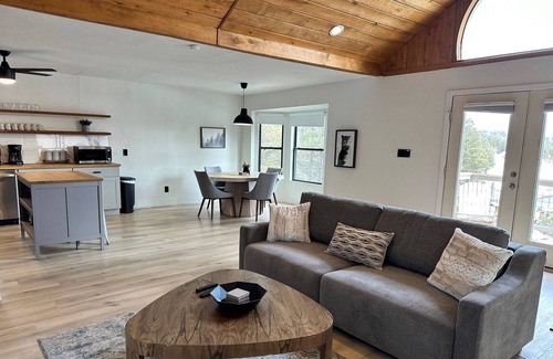 Pagosa Springs House | See Fall's Changing Colors! Bear's Cliff: Stunning Lake, Mountain Views, Wood Stove, Pet-Friendly!
