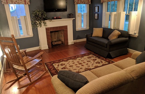 Williamstown House | See why everyone loves it here! 1.5 miles to Ark.