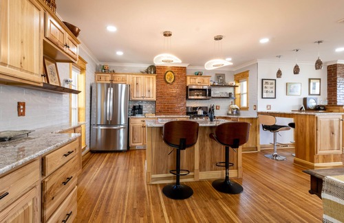 Front Park Apartment | Seeing is Billieving! Look at this luxury 2BR