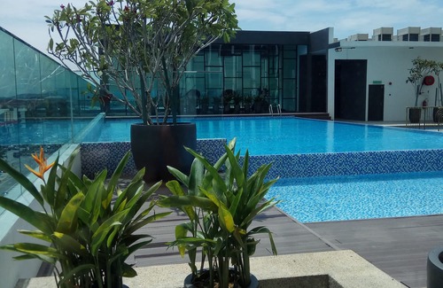 Shah Alam Condo | Sek.16 condo. Fully aircond. Beside KTM station, with hypermart & laundry below