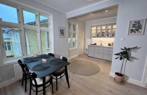 Bukten Apartment | Sekelskiftescharm i Hjärtat av Strömstad, 4 bäddar - Historic Charm, for 4 Guests