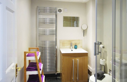 Box House | Self catered Lodge near Bath, private entrance, slate bathroom, parking, Wifi