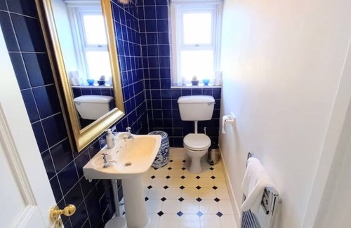Prestwick Bed & Breakfast | Self Catering Apartment (South Wing) at St Andrews House Prestwick sleeps 5nn