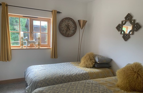 Chiddingly Apartment | Self Catering B&B .Dog friendly with 13 acres of parkland,pool,tennis court