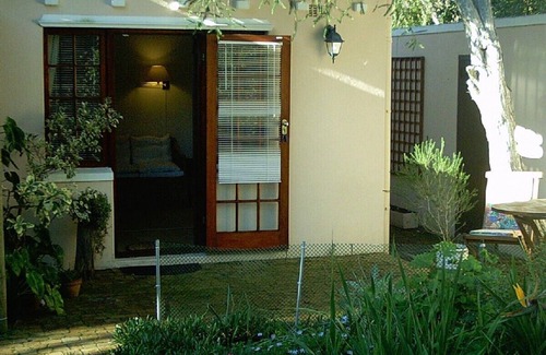 Westlake Apartment | Self catering unit bordering golf course with majastic mountains above