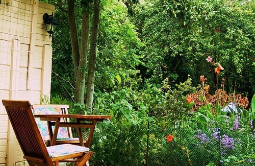 Westlake Apartment | Self catering unit bordering golf course with majastic mountains above