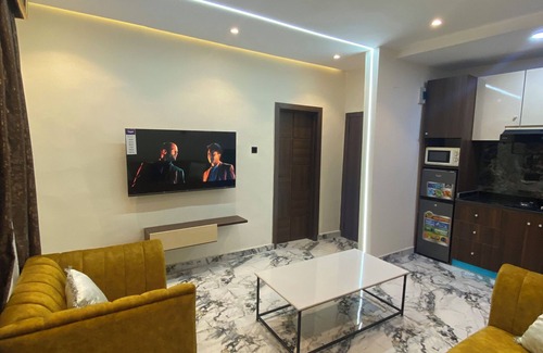 Mushin Apartment | Self Check-In Apts near Airport, Luxury & Modern M02a
