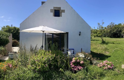 Cleden-Cap-Sizun Apartment | Self-contained studio with garden, Breton house on Baie des Trépassés