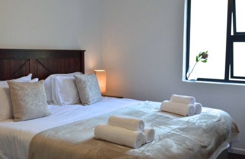 Stellenbosch Villa | Self contained 3 bedroom luxury accommodation set in Villa Honeysuckle with pool