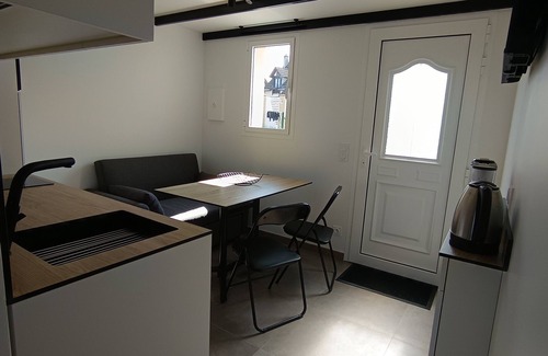 Mouroux Apartment | Self-contained accommodation with outdoor area near various parks