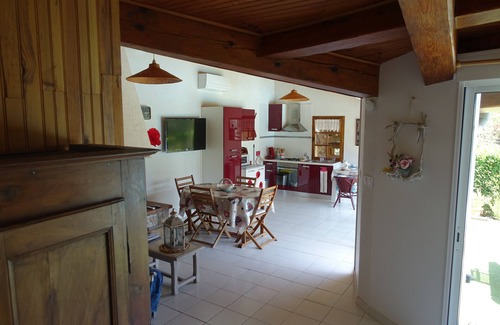 Ucel Apartment | Self-contained, air-conditioned studio, swimming pool just for you, rated 2*.