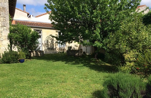 Saujon Apartment | Self-contained apartment in beautiful Charentaise town