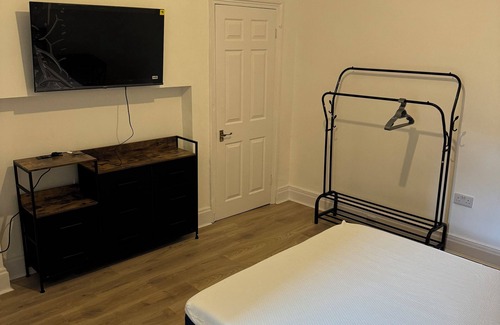 Newcastle-upon-Tyne Apartment | Self contained basement flat near Newcastle City Centre