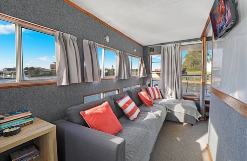 Pelican Waters Boat Rental | Self contained floating apartment