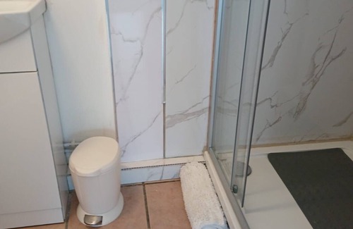 Whittington Apartment | Self contained studio in Colindale, North West London