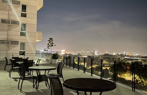 Davao Condo | Seme 1br at abreezaplace towers ! With WIFI & Netflix with partition