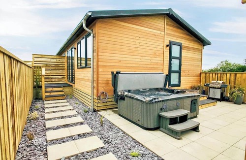Llansantffraed Ski Chalet | Semi-detached deluxe lodge offering the perfect romantic retreat.