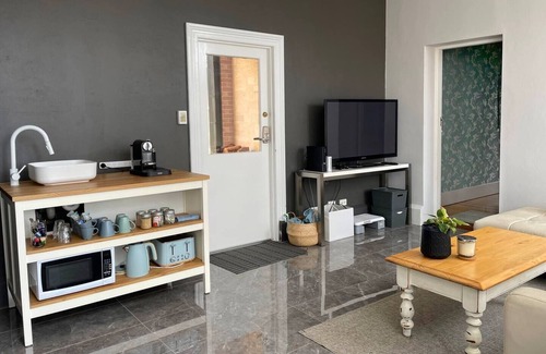 Brukunga House | Semi-detached Guest Suite in Historic Hill's Home