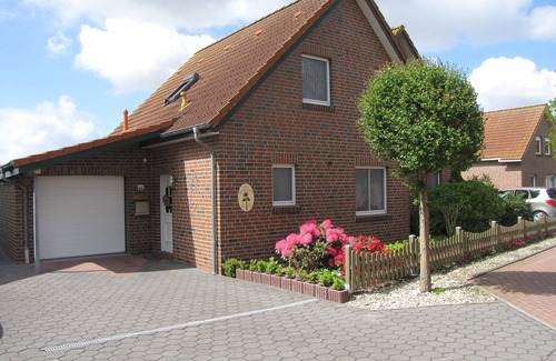 Ditzum House | Semi-detached house in a quiet location in Ditzum with south terrace /garden and garage